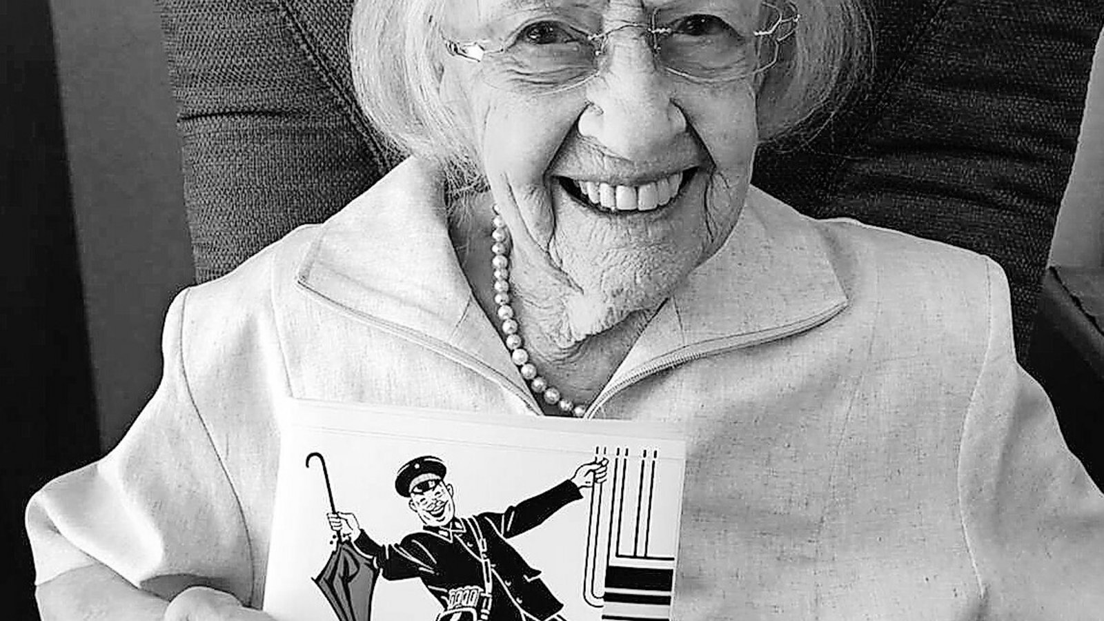 Annelies Hugendubel mit dem Schild, das sie in den 1940ern erfunden hat.Foto: Hugendubel Annelies Hugendubel mit dem Schild, das sie in den 1940ern erfunden hat.Foto: Hugendubel