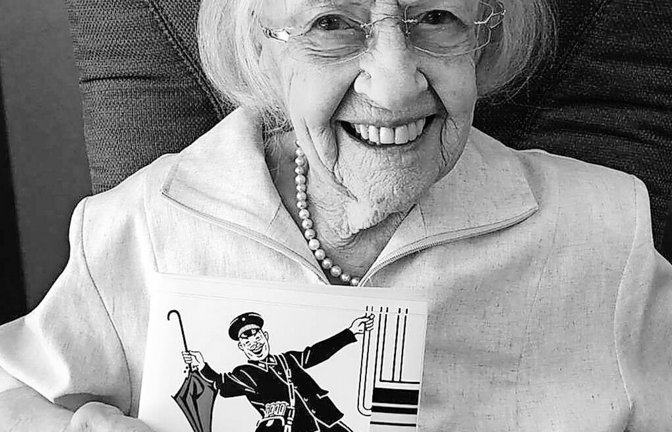 Annelies Hugendubel mit dem Schild, das sie in den 1940ern erfunden hat.<span class='image-autor'>Foto: Hugendubel</span>