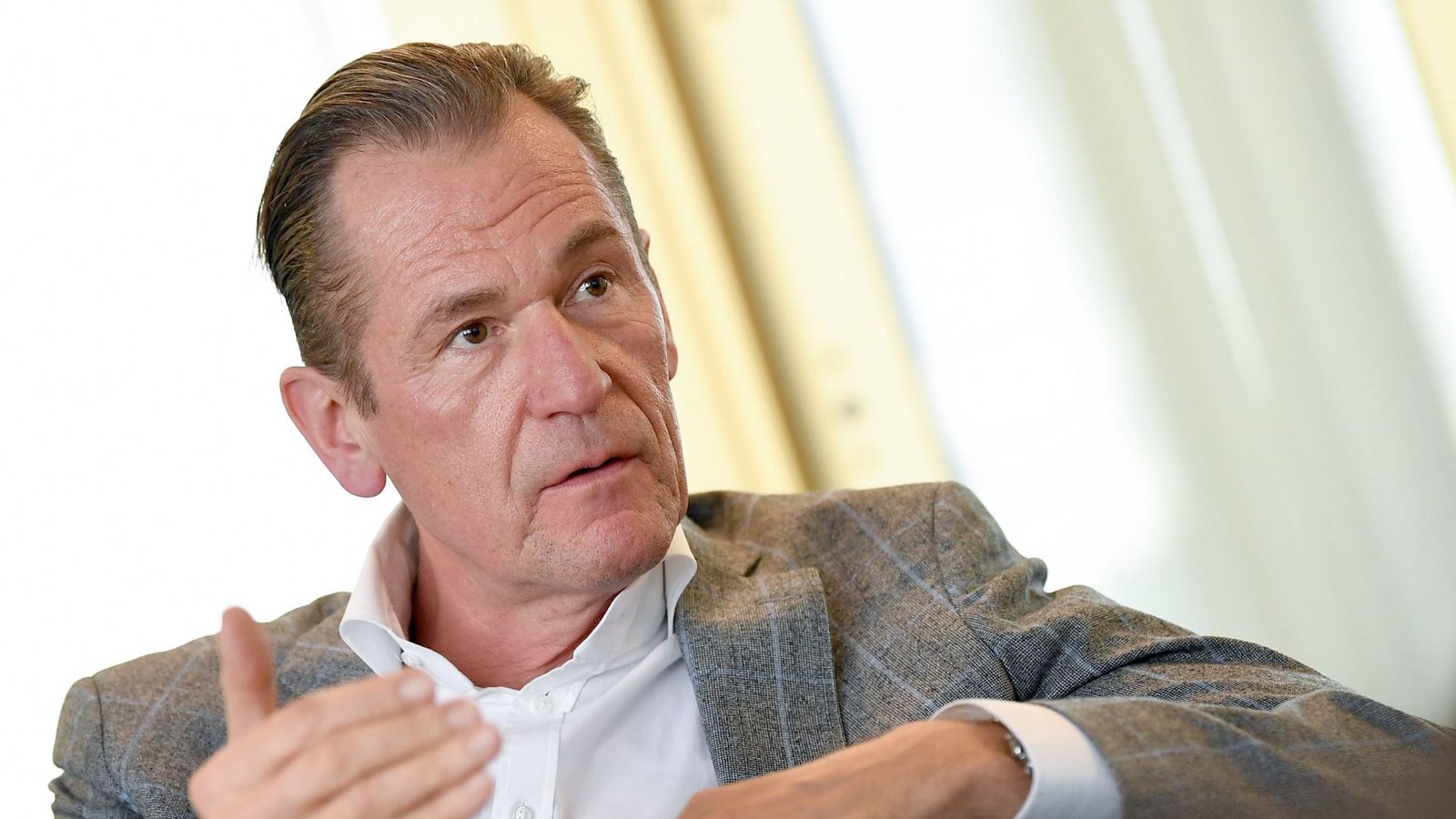 Springer-Chef Mathias Döpfner macht sich über die „Frankfurter Allgemeine Zeitung“ lustig, weil diese einen Gastbeitrag des Thüringer Ministerpräsidenten Mario Voigt von ihrer Webseite nahm, nachdem herauskam, dass der Text von Algorithmen geschrieben wurde.Foto: Sebastian Gollnow / dpa Springer-Chef Mathias Döpfner macht sich über die „Frankfurter Allgemeine Zeitung“ lustig, weil diese einen Gastbeitrag des Thüringer Ministerpräsidenten Mario Voigt von ihrer Webseite nahm, nachdem herauskam, dass der Text von Algorithmen geschrieben wurde.Foto: Sebastian Gollnow / dpa