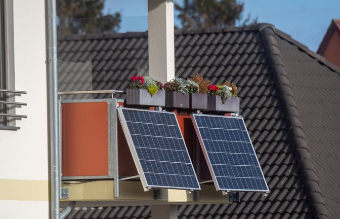 Solarmodule für ein sogenanntes Balkonkraftwerk hängen an einem Balkon. In einem Test von Stiftung Warentest schnitt nur eine Anlage gut ab (Symbolfoto).<span class='image-autor'>Foto: dpa/Stefan Sauer</span>