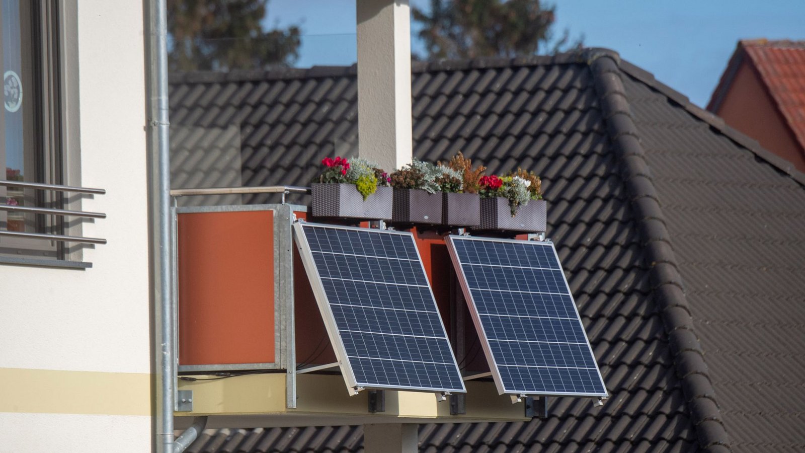 Solarmodule für ein sogenanntes Balkonkraftwerk hängen an einem Balkon. In einem Test von Stiftung Warentest schnitt nur eine Anlage gut ab (Symbolfoto).Foto: dpa/Stefan Sauer