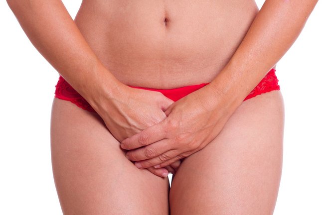 Wer sich vor einer Blasenentzündung schützen will, sollte viel trinken und die Nieren warm halten.<span class='image-autor'>Foto: stock.adobe.com/SENTELLO</span>