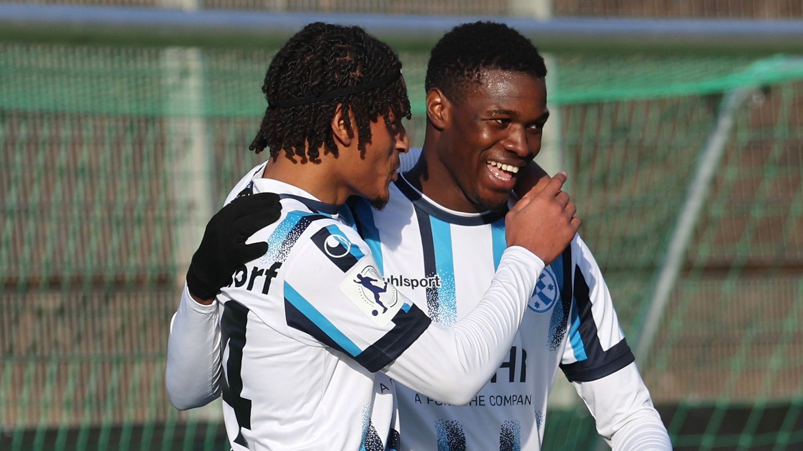 Abdoulie Mboob (re., neben Melkamu Frauendorf): Pflichtspieldebüt im Dress der Stuttgarter Kickers.Foto: Baumann/Julia Rahn Abdoulie Mboob (re., neben Melkamu Frauendorf): Pflichtspieldebüt im Dress der Stuttgarter Kickers.Foto: Baumann/Julia Rahn