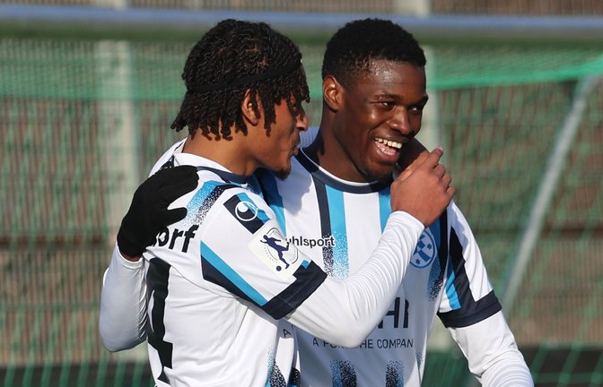 Abdoulie Mboob (re., neben Melkamu Frauendorf): Pflichtspieldebüt im Dress der Stuttgarter Kickers.<span class='image-autor'>Foto: Baumann/Julia Rahn</span>