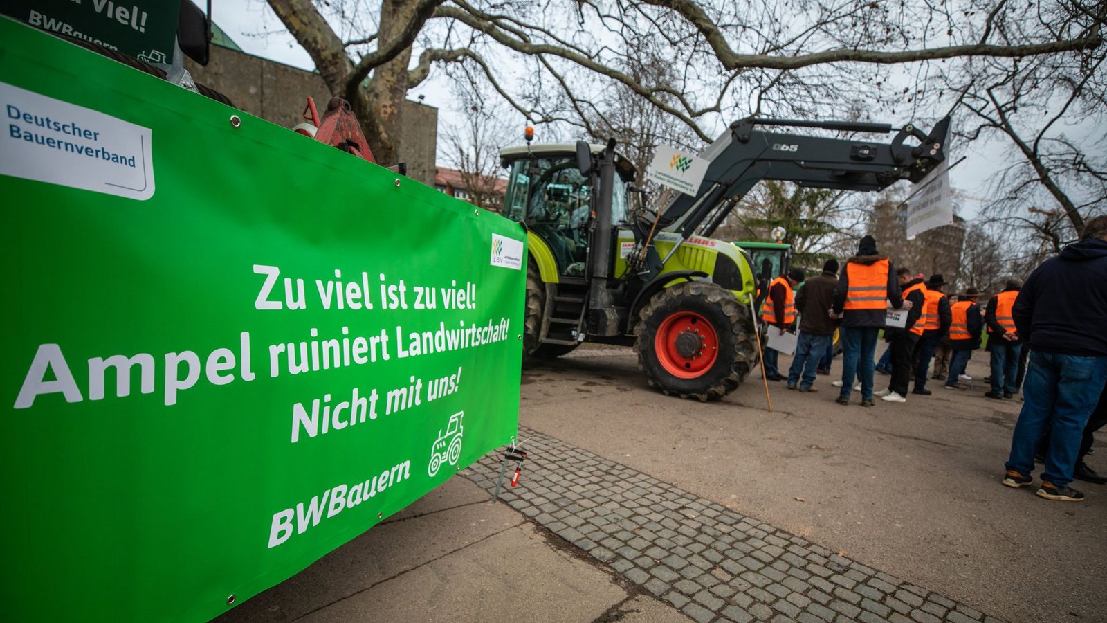 Landwirte demonstrierten auch vor dem Dreikönigstreffen der FDP. Die Partei gerät zunehmend unter Druck.Foto: dpa/Christoph Schmidt