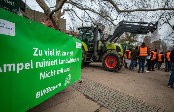 Landwirte demonstrierten auch vor dem Dreikönigstreffen der FDP. Die Partei gerät zunehmend unter Druck.<span class='image-autor'>Foto: dpa/Christoph Schmidt</span>