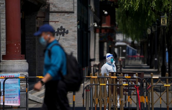 Lockdown in Peking. In den vergangenen Wochen hatte es wieder Covid-Ausbrüche in vielen Regionen gegeben, auf die China mit Lockdowns, Massentests und anderen Beschränkungen reagiert wurde.<span class='image-autor'>Foto: Andy Wong/AP/dpa</span>