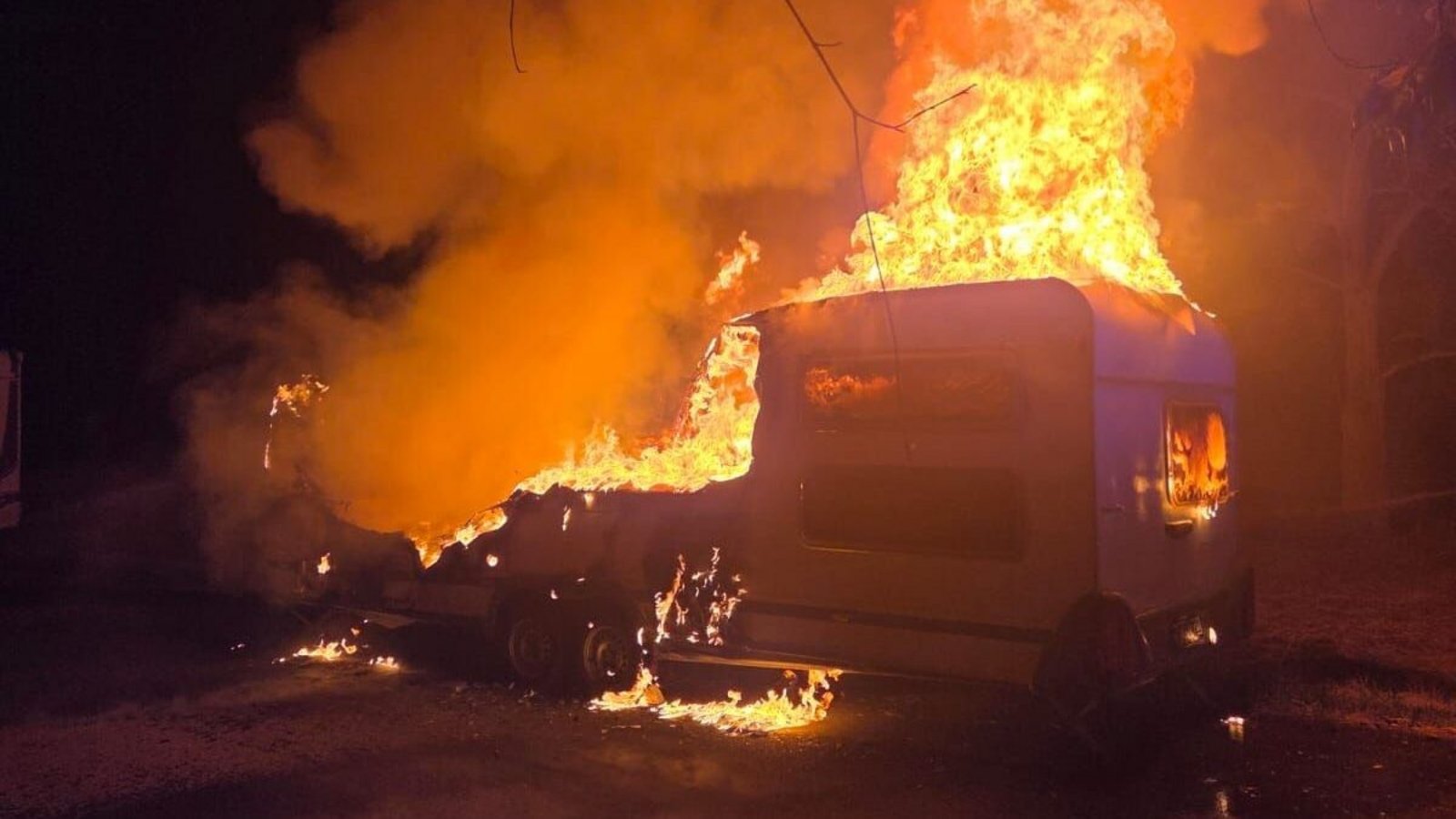 In der Nacht auf Samstag hat in Heumaden ein Wohnwagen gebrannt.Foto: Feuerwehr Stuttgart