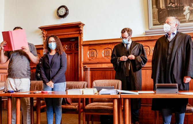 Der 34-jährige Angeklagte (l-r) im Auftakt-Prozess wegen Mordes neben einer Übersetzerin und seinen Anwälten in Flensburg.<span class='image-autor'>Foto: Axel Heimken/dpa</span>