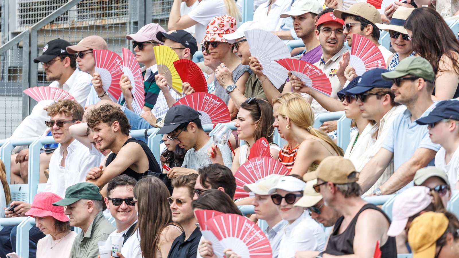 Fächer waren beim Tennis-Turnier im Juni in Berlin auf den Zuschauerrängen gefragt.Foto: Andreas Gora/dpa
