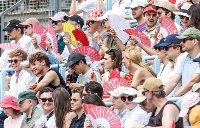 Fächer waren beim Tennis-Turnier im Juni in Berlin auf den Zuschauerrängen gefragt.<span class='image-autor'>Foto: Andreas Gora/dpa</span>