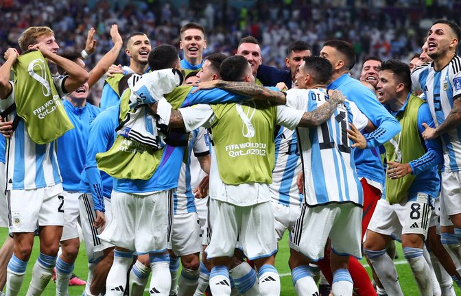 Fußball-WM in Katar: Argentiniens Spieler jubeln nach dem Sieg gegen die Niederlande.<span class='image-autor'>Foto: Tom Weller/dpa</span>