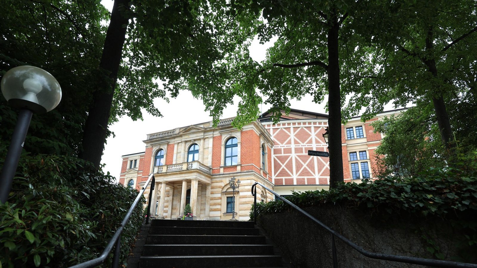Das weltberühmte Festspielhaus in Bayreuth wird in diesem Jahr nachgebaut für ein Kinder- und Jugendprogramm. (Archivbild)Foto: Karl-Josef Hildenbrand/dpa