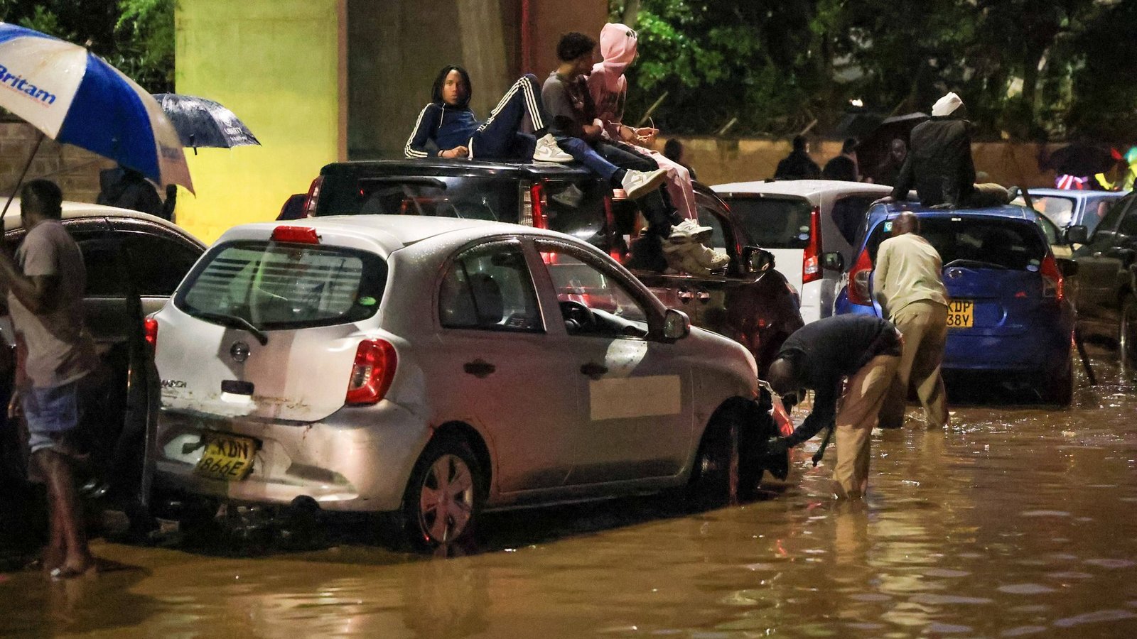 Auch Straßen, Geschäfte und andere Infrastruktur wurden beschädigt.Foto: Andrew Kasuku/AP/dpa