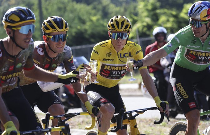 Jonas Vingegaard feiert mit seinen Teamkameraden den Sieg der Tour de France.<span class='image-autor'>Foto: dpa/Thomas Samson</span>