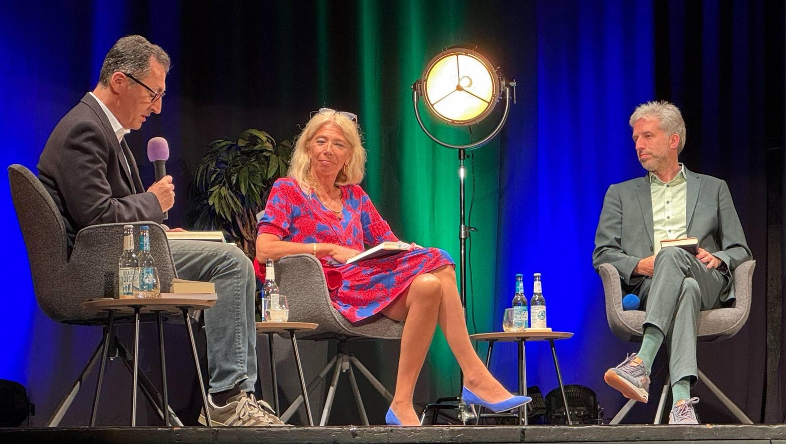 Bei der Buchpräsentation im Museum Kino in Tübingen (von links): Cem Özdemir, Lisa Federle und Boris Palmer.Foto: ubo Bei der Buchpräsentation im Museum Kino in Tübingen (von links): Cem Özdemir, Lisa Federle und Boris Palmer.Foto: ubo