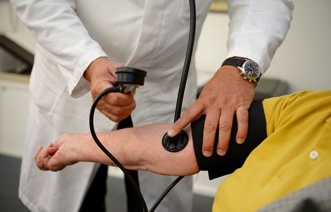 Ein Stuttgarter Hausarzt misst in seiner Praxis einer Patientin den Blutdruck.<span class='image-autor'>Foto: dpa/Bernd Weißbrod</span>