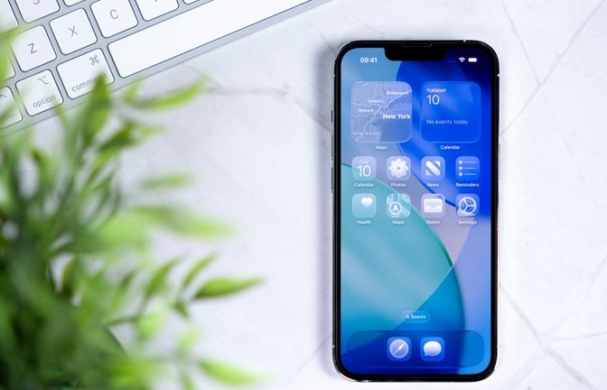 Viele Nutzer stören sich an dem Liquid Glass in iOS 26.<span class='image-autor'>Foto: aileenchik / shutterstock.com</span>