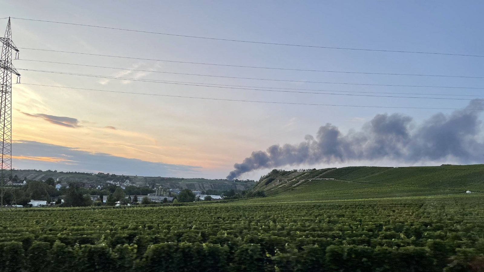 Über Lauffen am Neckar war eine Rauchsäule zu sehen.Foto: SDMG/SDMG / Schulz Über Lauffen am Neckar war eine Rauchsäule zu sehen.Foto: SDMG/SDMG / Schulz