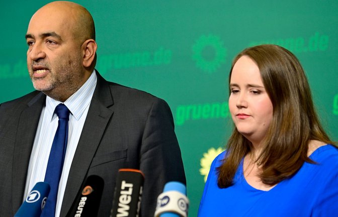 Grünen-Parteivorsitzende Ricarda Lang (r) und Omid Nouripour treten nach den jüngsten Wahlergebnissen zurück (Archivfoto).<span class='image-autor'>Foto: dpa/Fabian Sommer</span>
