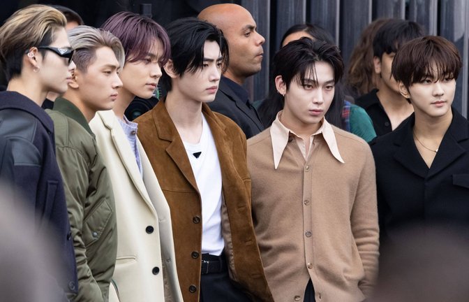 Heeseung (3.v.l.) wird die Band ENHYPEN verlassen.<span class='image-autor'>Foto: IMAGO / Independent Photo Agency Int.</span>