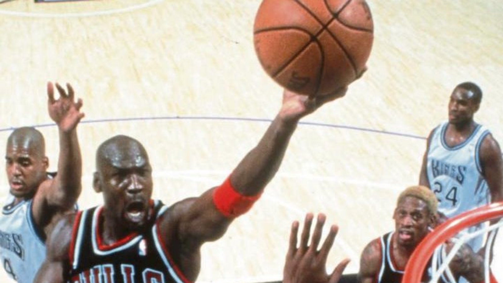 Michael Jordan von den Chicago Bulls, wahrscheinlich der beste Basketballer aller Zeiten, machte die Sportart erst weltweit bekannt – vor allem dadurch, dass er und einige andere NBA-Stars an den Olympischen Spielen von Barcelona 1992 teilgenommen haben. Michael Jordan von den Chicago Bulls, wahrscheinlich der beste Basketballer aller Zeiten, machte die Sportart erst weltweit bekannt – vor allem dadurch, dass er und einige andere NBA-Stars an den Olympischen Spielen von Barcelona 1992 teilgenommen haben.
