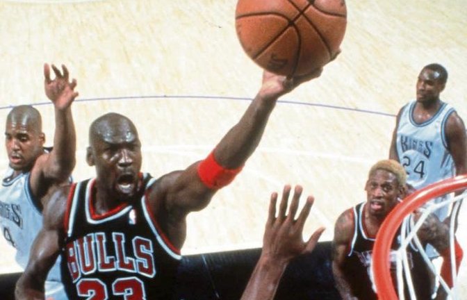Michael Jordan von den Chicago Bulls, wahrscheinlich der beste Basketballer aller Zeiten, machte die Sportart erst weltweit bekannt – vor allem dadurch, dass er und einige andere NBA-Stars an den Olympischen Spielen von Barcelona 1992 teilgenommen haben. 