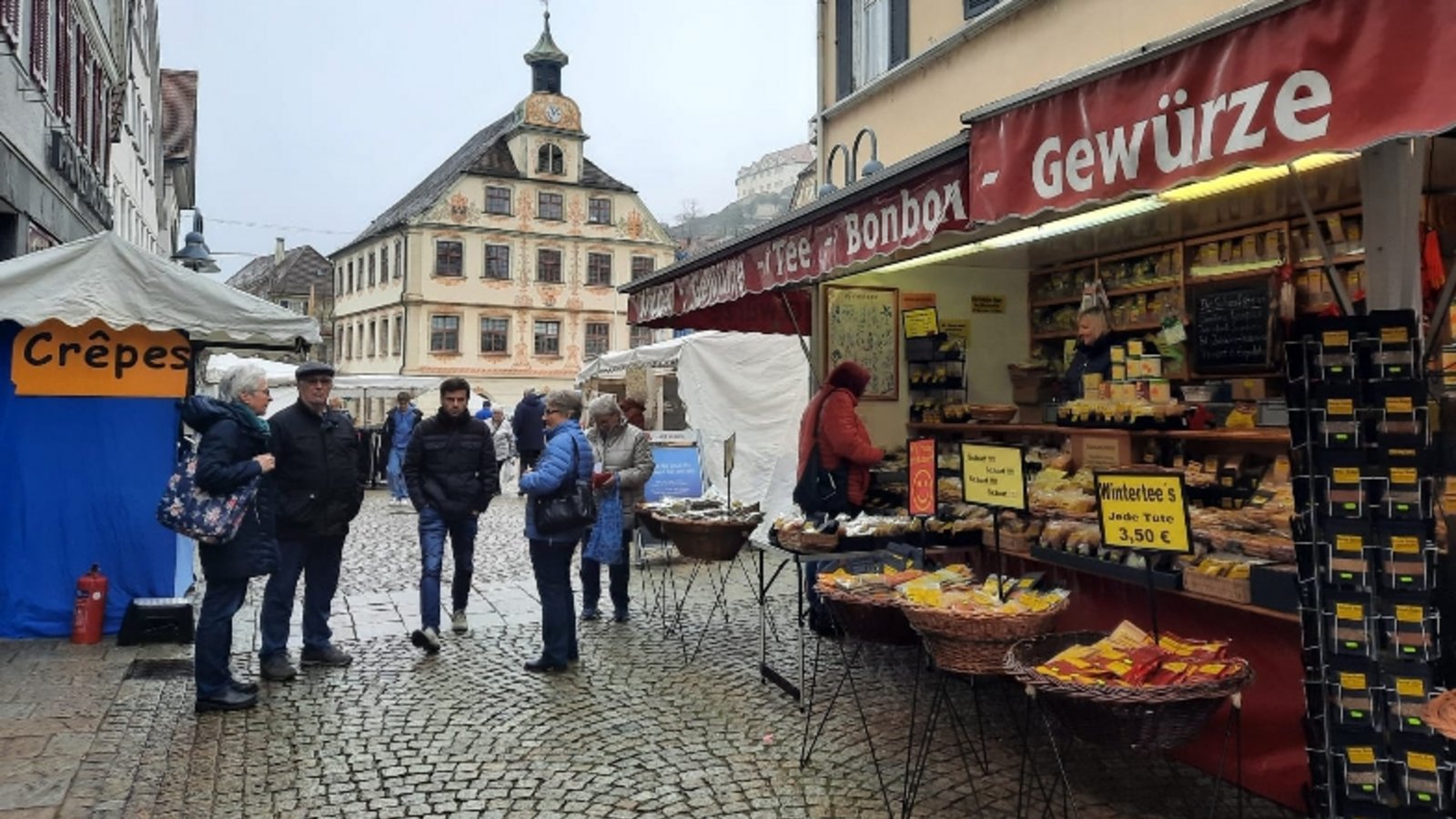 Ein Schwätzchen halten, stöbern, kaufen: Beim Krämermarkt am gestrigen Mittwoch spielte das Wetter nicht mit. Verkauft wurde dennoch. Oft blieb es an den Ständen aber auch leer. Foto: Salig
