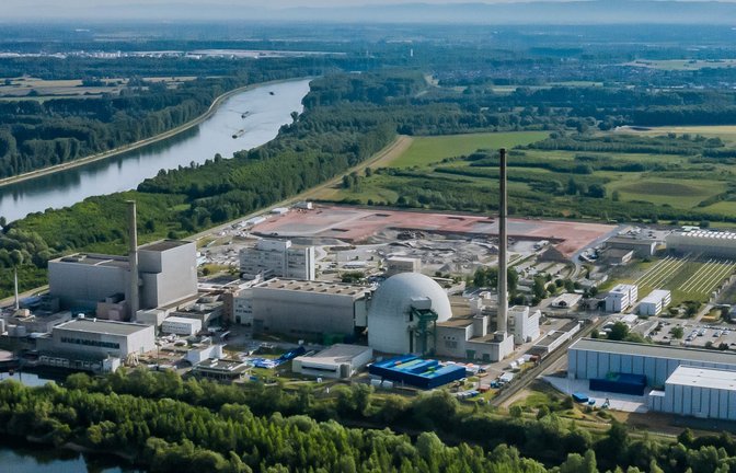 Das am Rhein gelegene AKW Philippsburg: Block 1 (links) wird seit 2017 und Block 2 (mit Kuppel) seit 2020 zurückgebaut. <span class='image-autor'>Foto: EnBW</span>
