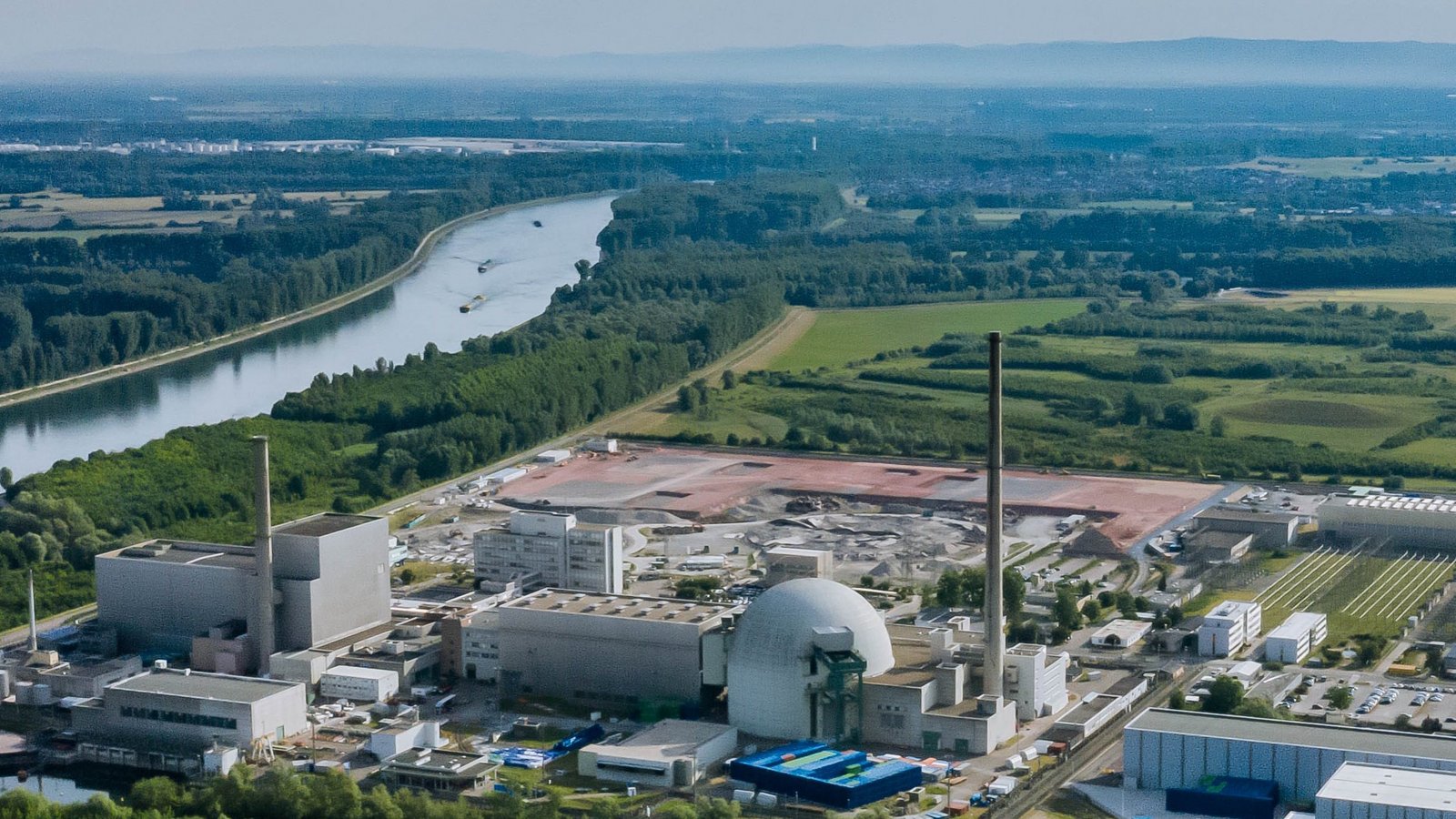 Das am Rhein gelegene AKW Philippsburg: Block 1 (links) wird seit 2017 und Block 2 (mit Kuppel) seit 2020 zurückgebaut. Foto: EnBW