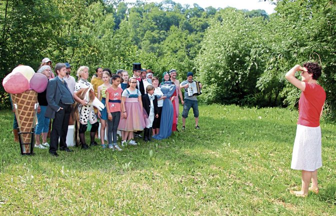 Regisseurin Christine Gnann bittet das Ensemble vom Theater unter der Dauseck zu ersten Szene. Foto: Gergen