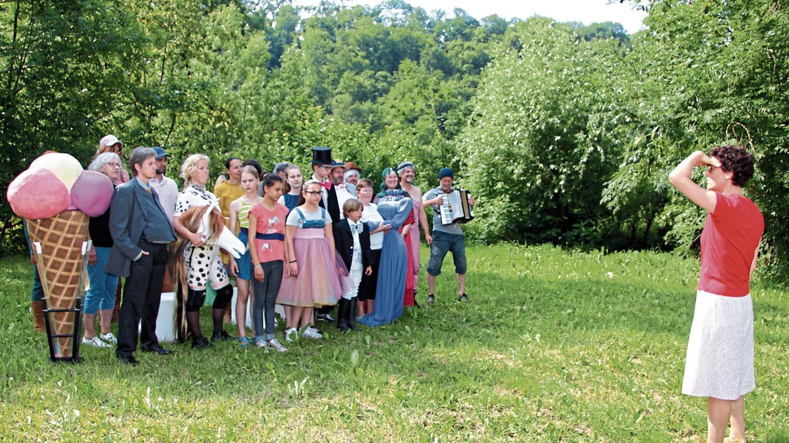 Regisseurin Christine Gnann bittet das Ensemble vom Theater unter der Dauseck zu ersten Szene. Foto: Gergen