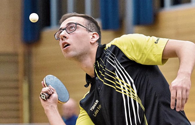 Auch in diesem Jahr nicht zu schlagen: Lukas Fritz gewinnt die Stadtmeisterschaft der Vaihinger Tischtennisspieler überlegen und gibt im Lauf des Turniers nur zwei Sätze ab. Fotos: Leitner
