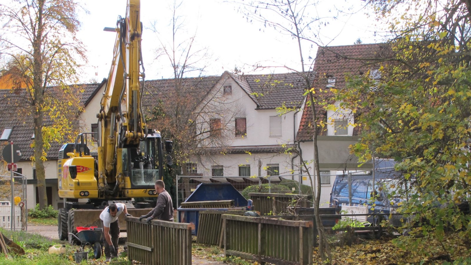 Nach langer Planung und dem Antrag auf Förderung ist nun der südliche Mettersteg an der Sersheimer Straße in Sachsenheim in Bau gekommen. Derzeit laufen die intensiven Vorbereitungen für den Neubau. Der bisherige, marode Holzsteg wird in Teilen abgebaut, dann werden die vorhandenen Fundamente für den neuen Steg angepasst und dieser dann mit schwerem Geräte hineingehoben. Foto: Makkens Nach langer Planung und dem Antrag auf Förderung ist nun der südliche Mettersteg an der Sersheimer Straße in Sachsenheim in Bau gekommen. Derzeit laufen die intensiven Vorbereitungen für den Neubau. Der bisherige, marode Holzsteg wird in Teilen abgebaut, dann werden die vorhandenen Fundamente für den neuen Steg angepasst und dieser dann mit schwerem Geräte hineingehoben. Foto: Makkens