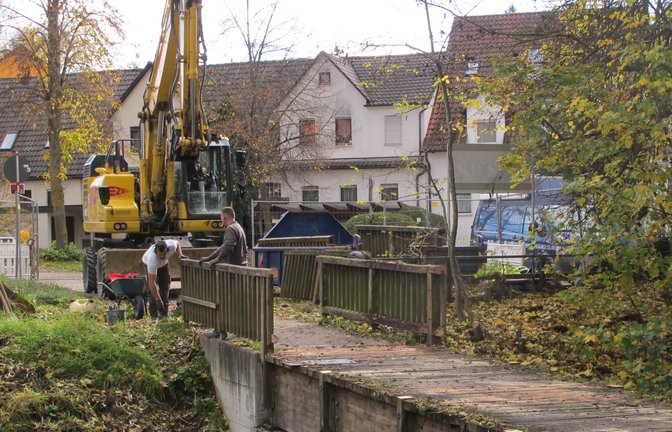 Nach langer Planung und dem Antrag auf Förderung ist nun der südliche Mettersteg an der Sersheimer Straße in Sachsenheim in Bau gekommen. Derzeit laufen die intensiven Vorbereitungen für den Neubau. Der bisherige, marode Holzsteg wird in Teilen abgebaut, dann werden die vorhandenen Fundamente für den neuen Steg angepasst und dieser dann mit schwerem Geräte hineingehoben. <span class='image-autor'>Foto: Makkens</span>