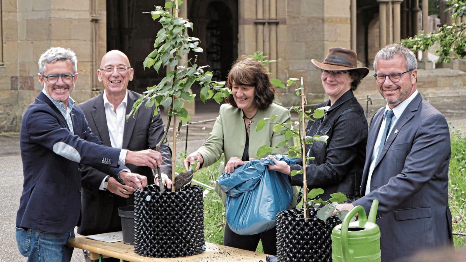 Hartmut Troll, Leiter des SSG-Bereichs Historische Gärten (von links nach rechts), SSG-Geschäftsführer Michael Hörrmann, Finanzstaatssekretärin Gisela Splett, Arboristin Hanna Nimmenich und Maulbronner Bürgermeister Andreas Felchle beim Eintopfen des jungen Setzlings. Foto: SSG Hartmut Troll, Leiter des SSG-Bereichs Historische Gärten (von links nach rechts), SSG-Geschäftsführer Michael Hörrmann, Finanzstaatssekretärin Gisela Splett, Arboristin Hanna Nimmenich und Maulbronner Bürgermeister Andreas Felchle beim Eintopfen des jungen Setzlings. Foto: SSG