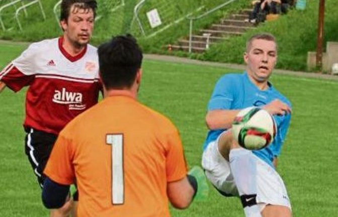 Häfnerhaslachs Marco Hirsch (rechts) spitzelt den Ball über SGM-Torwart Felix Bienick, aber auch über das Tor. Foto: Nachreiner