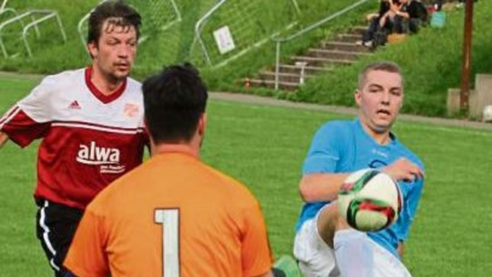Häfnerhaslachs Marco Hirsch (rechts) spitzelt den Ball über SGM-Torwart Felix Bienick, aber auch über das Tor. Foto: Nachreiner Häfnerhaslachs Marco Hirsch (rechts) spitzelt den Ball über SGM-Torwart Felix Bienick, aber auch über das Tor. Foto: Nachreiner
