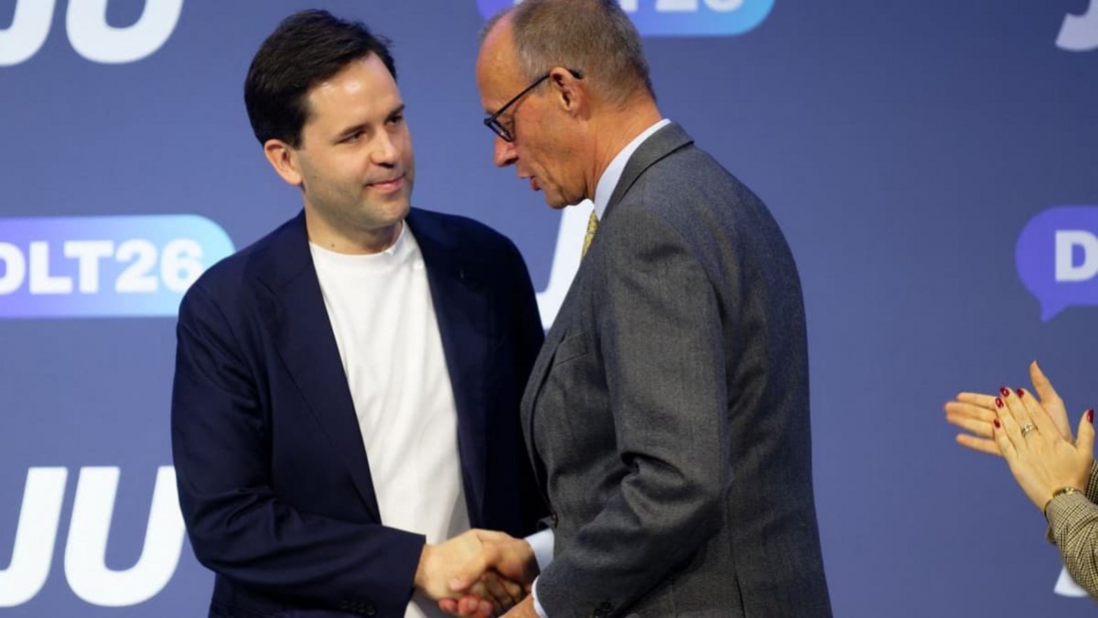 Bundeskanzler Friedrich Merz (rechts, mit dem JU-Vorsitzende Johannes Winkel) hat der Jungen Union einen strammen Reformkurs vor allem bei der Rente versprochen und der SPD Grenzen für die weitere Zusammenarbeit aufgezeigt.Henning Kaiser/dpa