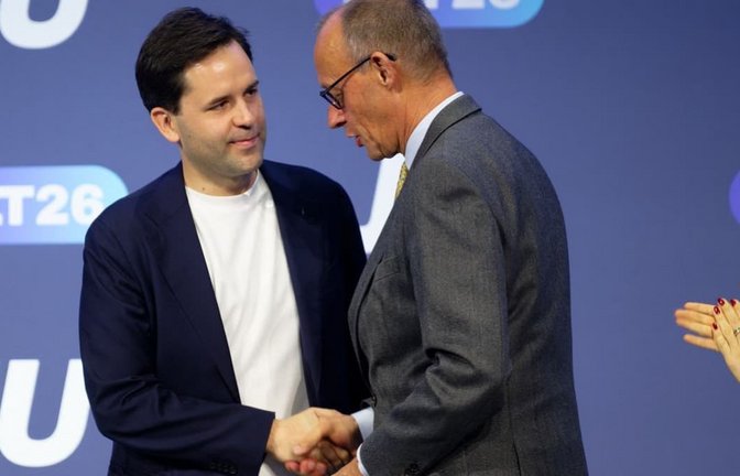 Bundeskanzler Friedrich Merz (rechts, mit dem JU-Vorsitzende Johannes Winkel) hat der Jungen Union einen strammen Reformkurs vor allem bei der Rente versprochen und der SPD Grenzen für die weitere Zusammenarbeit aufgezeigt.<span class='image-autor'>Henning Kaiser/dpa</span>