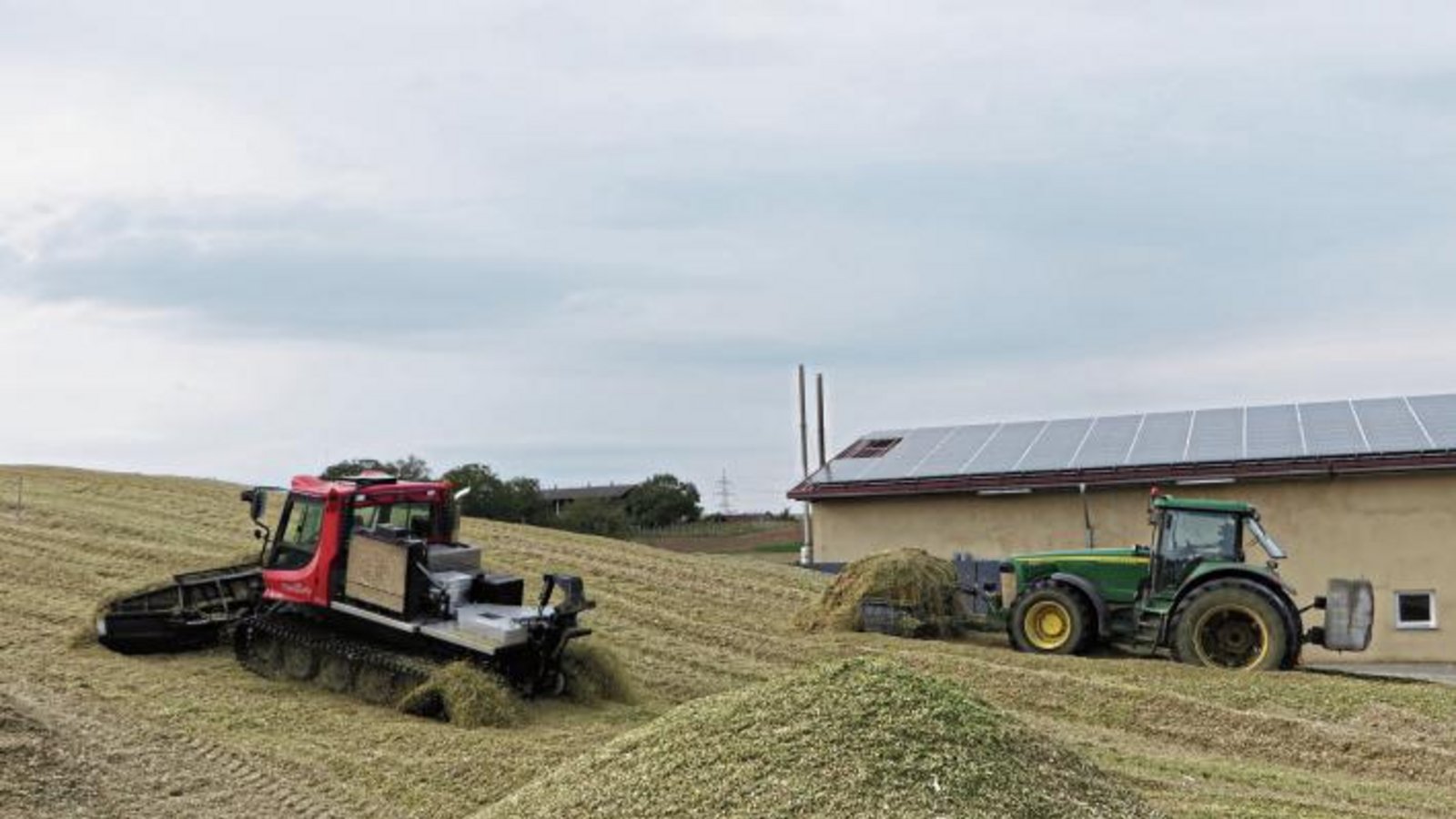 Raupenfahrzeuge sind nicht nur auf der Skipiste nützlich. Sondern auch auf „Futterbergen“ aus gehäckseltem Mais, wie das Foto von der Biogasanlage der Familie Beck in Hochdorf zeigt. Foto: Pfisterer Raupenfahrzeuge sind nicht nur auf der Skipiste nützlich. Sondern auch auf „Futterbergen“ aus gehäckseltem Mais, wie das Foto von der Biogasanlage der Familie Beck in Hochdorf zeigt. Foto: Pfisterer