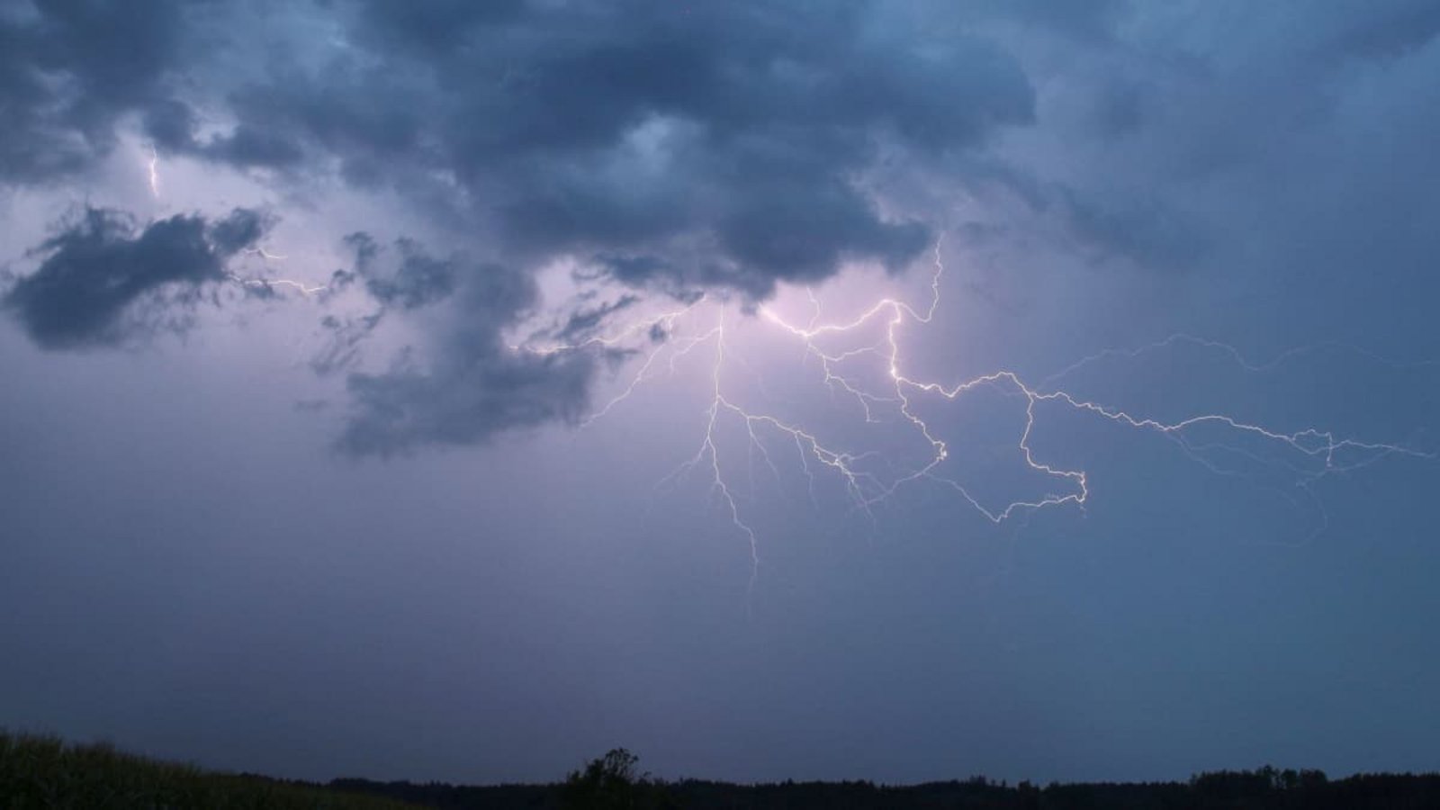 Örtliche Hitzegewitter sind auch am Mittwoch möglich. Foto: Alexander Wolf/onw-images/dpa +++ dpa-Bildfunk +++Alexander Wolf/onw-images/dpa Örtliche Hitzegewitter sind auch am Mittwoch möglich. Foto: Alexander Wolf/onw-images/dpa +++ dpa-Bildfunk +++Alexander Wolf/onw-images/dpa