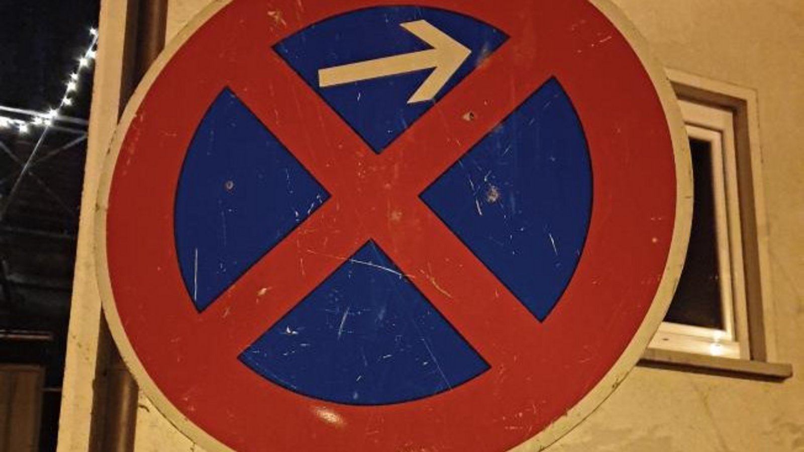 Endlich mal ein sinnvolles Schild! Ein „Hateverbot“, also ein Hassverbot, ist in diesen aufgeladenen Zeiten genau das Richtige. Gesehen von Andrea Zwerenz in der Vaihinger Grabenstraße. Endlich mal ein sinnvolles Schild! Ein „Hateverbot“, also ein Hassverbot, ist in diesen aufgeladenen Zeiten genau das Richtige. Gesehen von Andrea Zwerenz in der Vaihinger Grabenstraße.