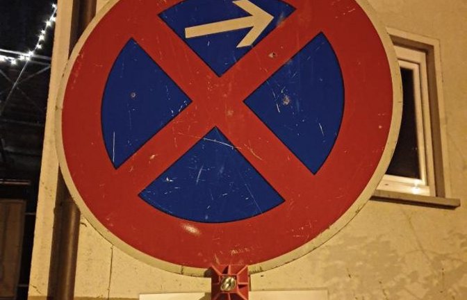 Endlich mal ein sinnvolles Schild! Ein „Hateverbot“, also ein Hassverbot, ist in diesen aufgeladenen Zeiten genau das Richtige. Gesehen von Andrea Zwerenz in der Vaihinger Grabenstraße.