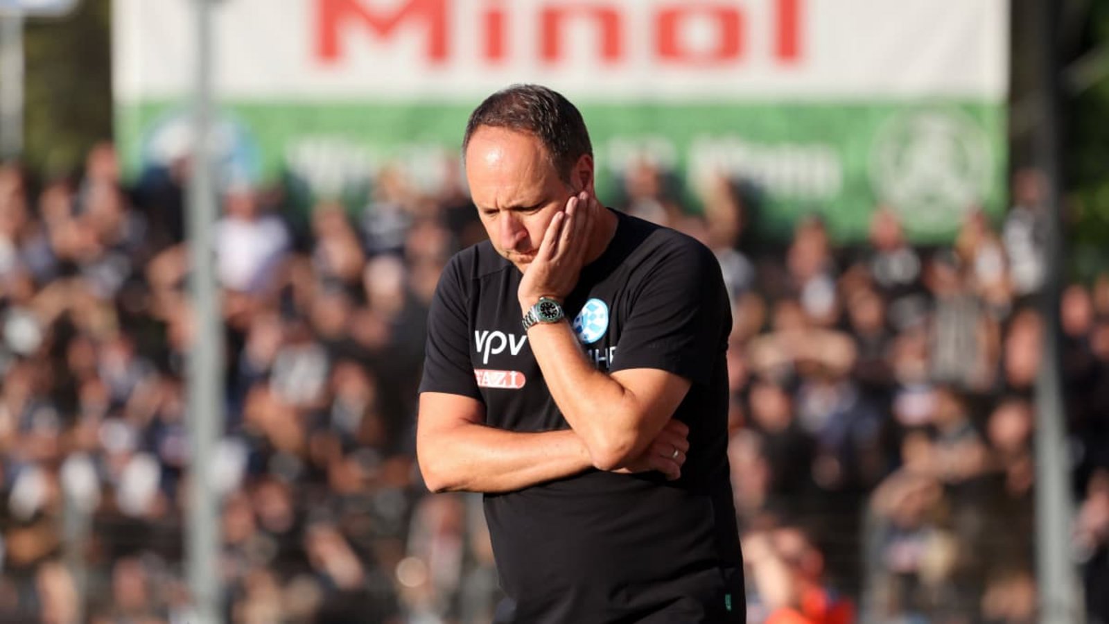 Ein nachdenklicher Kickers-Trainer Holger Bachthaler: Nach zwei Niederlagen in Folge gilt es, die Mannschaft wieder in die Spur zu bringen.IMAGO/Sportfoto Rudel Ein nachdenklicher Kickers-Trainer Holger Bachthaler: Nach zwei Niederlagen in Folge gilt es, die Mannschaft wieder in die Spur zu bringen.IMAGO/Sportfoto Rudel