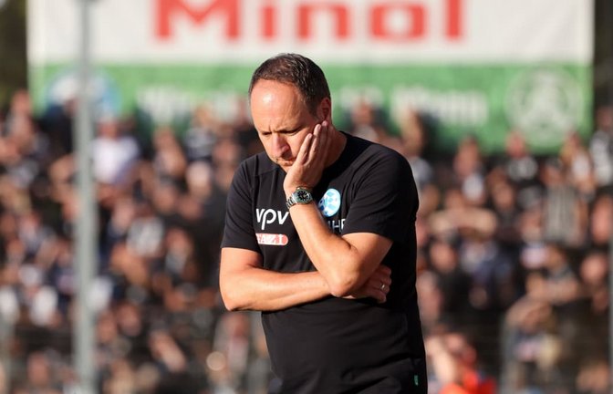 Ein nachdenklicher Kickers-Trainer Holger Bachthaler: Nach zwei Niederlagen in Folge gilt es, die Mannschaft wieder in die Spur zu bringen.<span class='image-autor'>IMAGO/Sportfoto Rudel</span>
