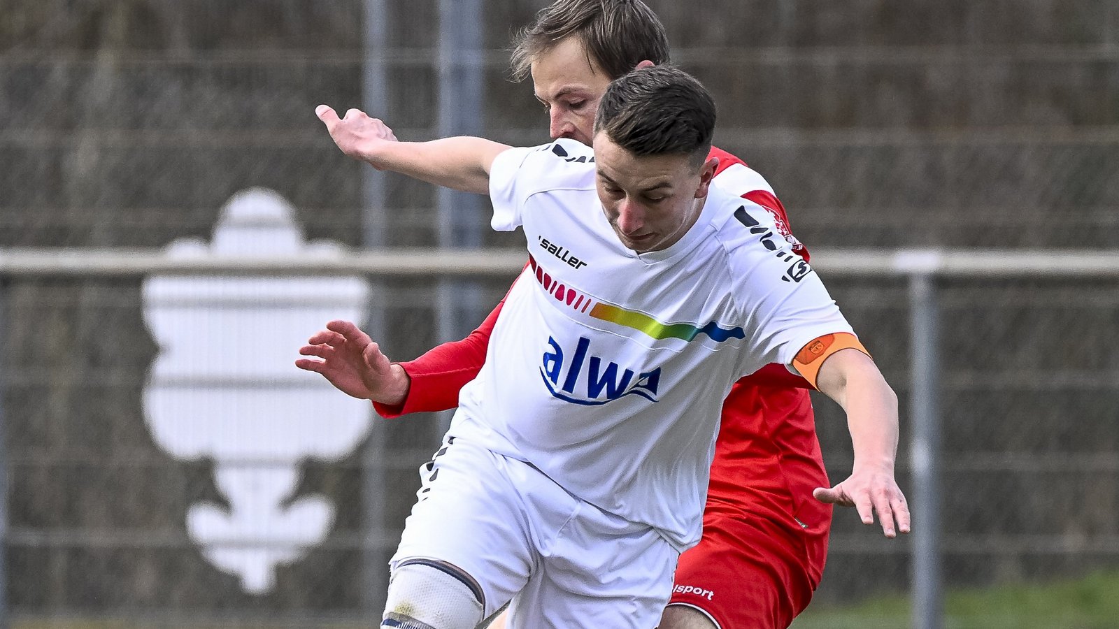 Der Kapitän der SGM Hohenhaslach/Freudental, Jonas Neuffer (vorne), hat am Wochenende die Chance mit seinem Team auf Rang zwei vorzurücken. Nötig ist dafür aber ein Sieg beim SV Illingen. Foto: Leitner Der Kapitän der SGM Hohenhaslach/Freudental, Jonas Neuffer (vorne), hat am Wochenende die Chance mit seinem Team auf Rang zwei vorzurücken. Nötig ist dafür aber ein Sieg beim SV Illingen. Foto: Leitner