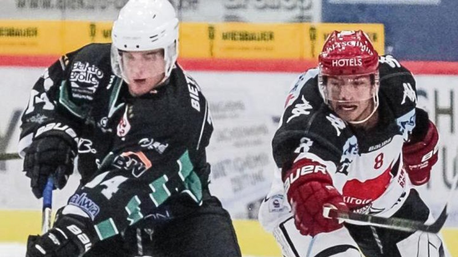 Benjamin Zientek (links) hat mit den Steelers gegen den Erstligisten aus Innsbruck gewonnen und verloren. Hier kommt Hunter Bishop nicht an den Puck. Foto: Simecek Benjamin Zientek (links) hat mit den Steelers gegen den Erstligisten aus Innsbruck gewonnen und verloren. Hier kommt Hunter Bishop nicht an den Puck. Foto: Simecek