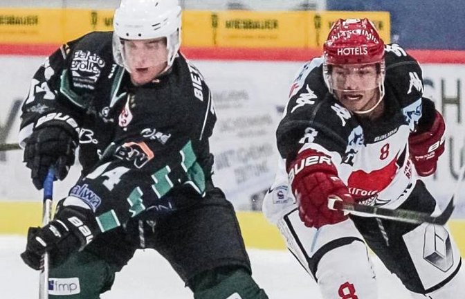 Benjamin Zientek (links) hat mit den Steelers gegen den Erstligisten aus Innsbruck gewonnen und verloren. Hier kommt Hunter Bishop nicht an den Puck. Foto: Simecek