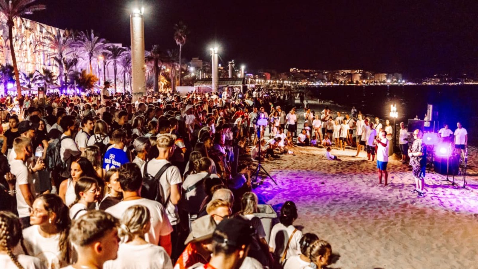 Bis zu 200 Menschen hören bei den Gottesdiensten am Strand von Palma zu.Reach Mallorca Bis zu 200 Menschen hören bei den Gottesdiensten am Strand von Palma zu.Reach Mallorca